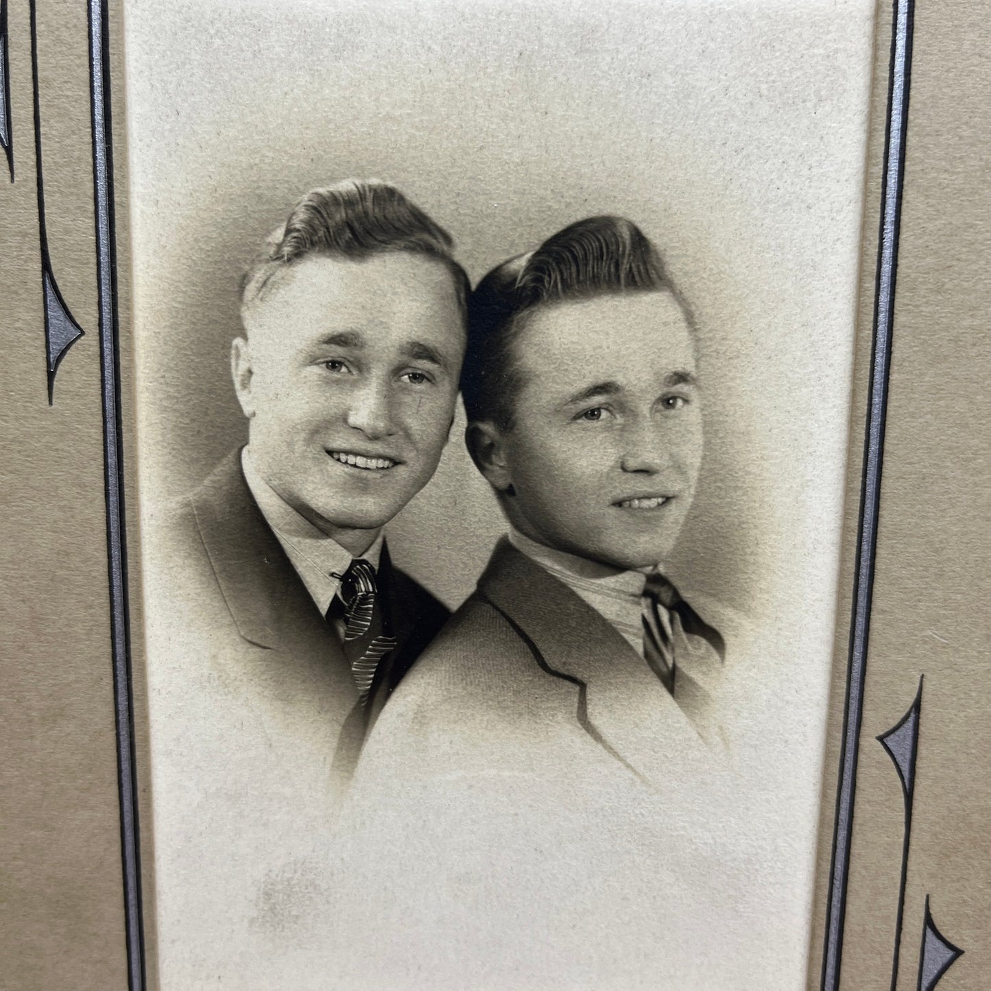 Portrait of Identical Twins Drysdale Perry Superior WI Cabinet Card TC5-CDV1