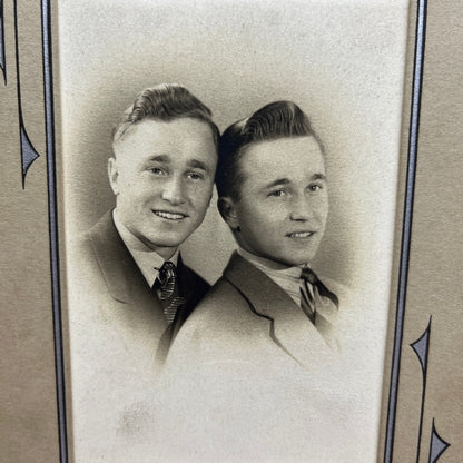 Portrait of Identical Twins Drysdale Perry Superior WI Cabinet Card TC5-CDV1