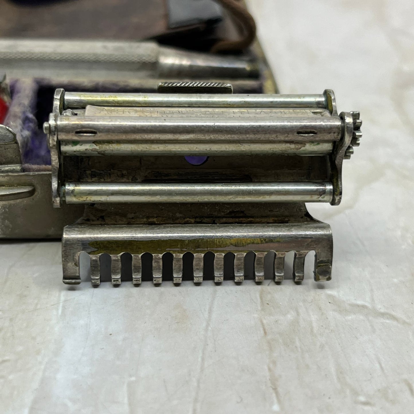 Antique Valet Auto Strop Razor in Original Metal Case Shaving Kit TI9