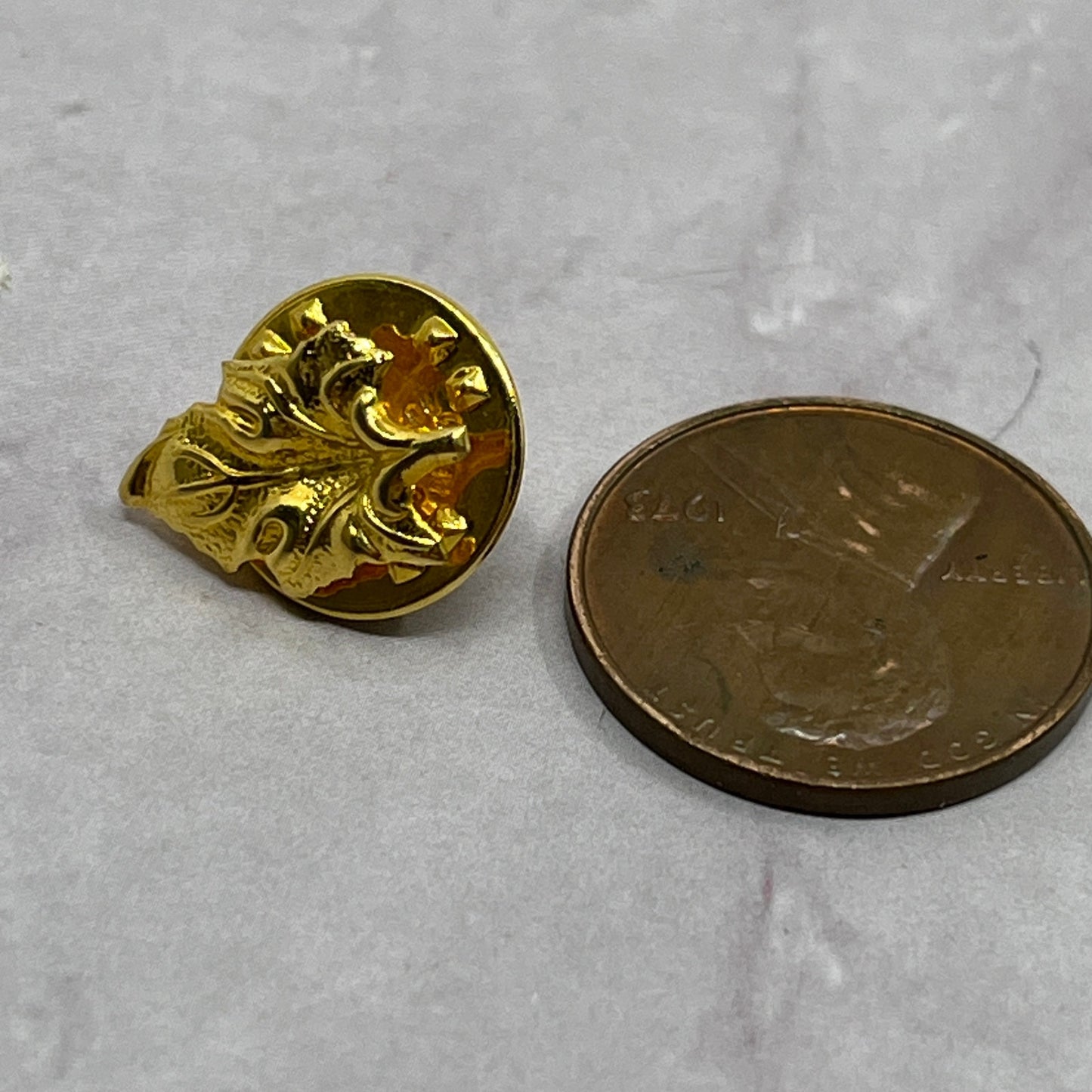 Vintage Gold Tone Oak Leaf Lapel Pin Pinback Button SB7-SPB