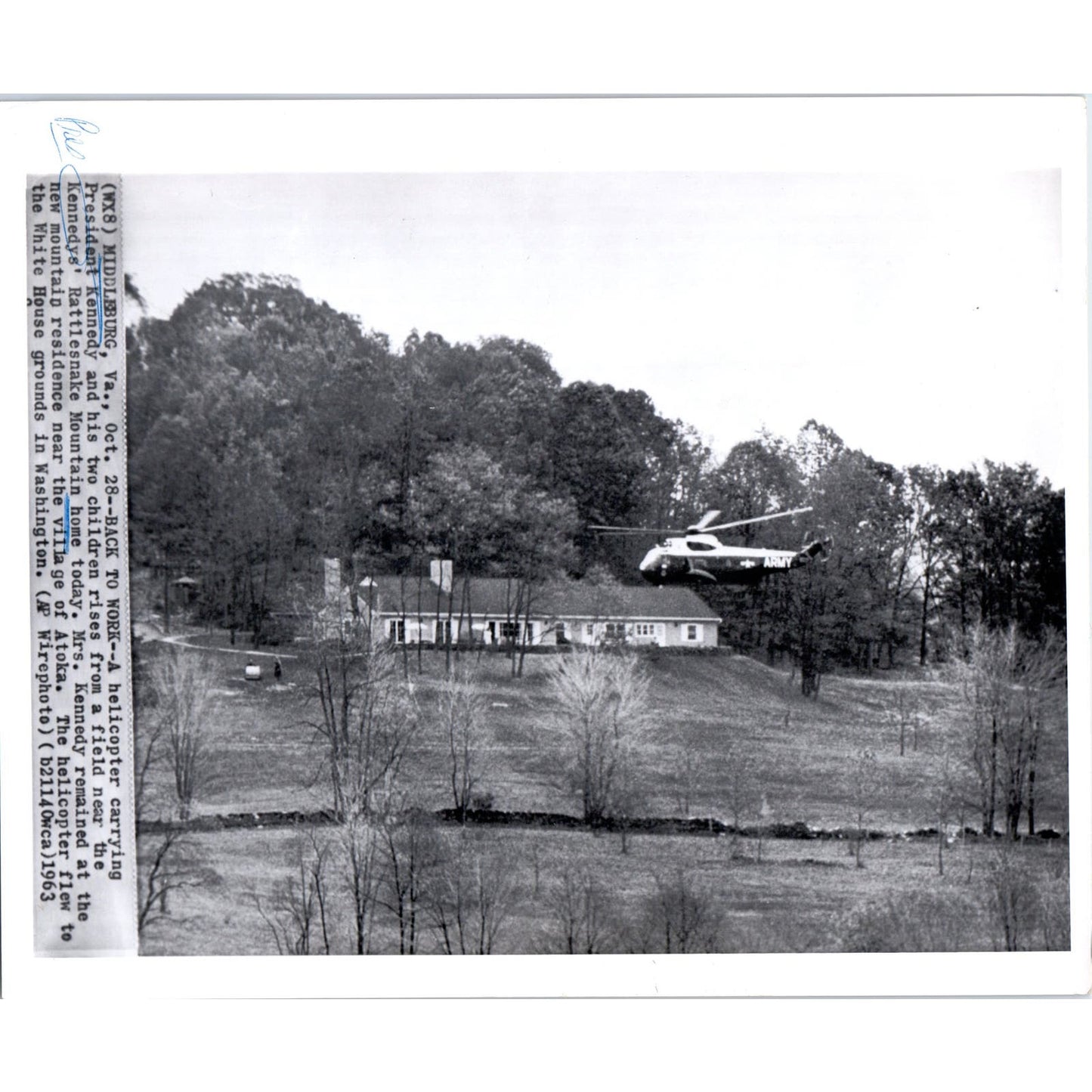 JFK Kennedy at Rattlesnake Mountain Home 1963 8x10 Original Press Photo D1-P