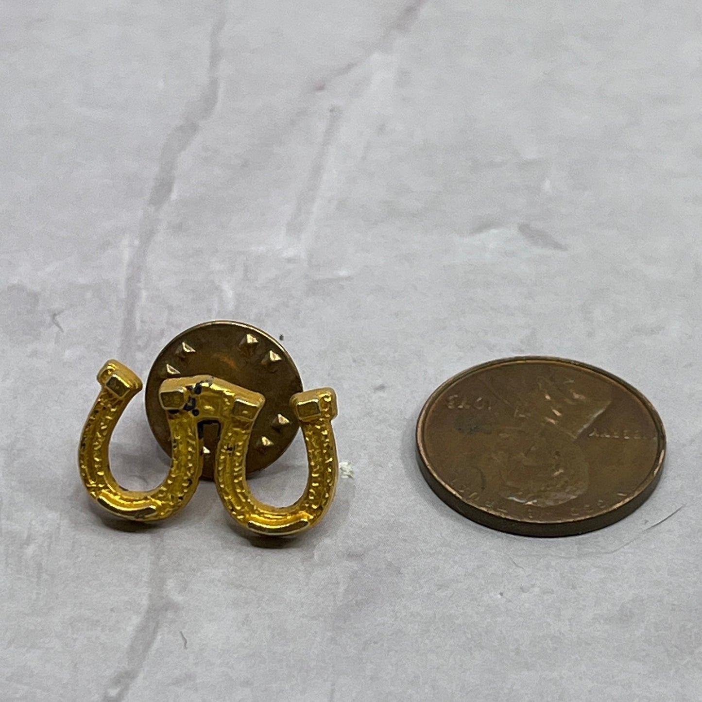 Vintage Double Horseshoes Gold Tone Pin Pinback Button SB7-SPB