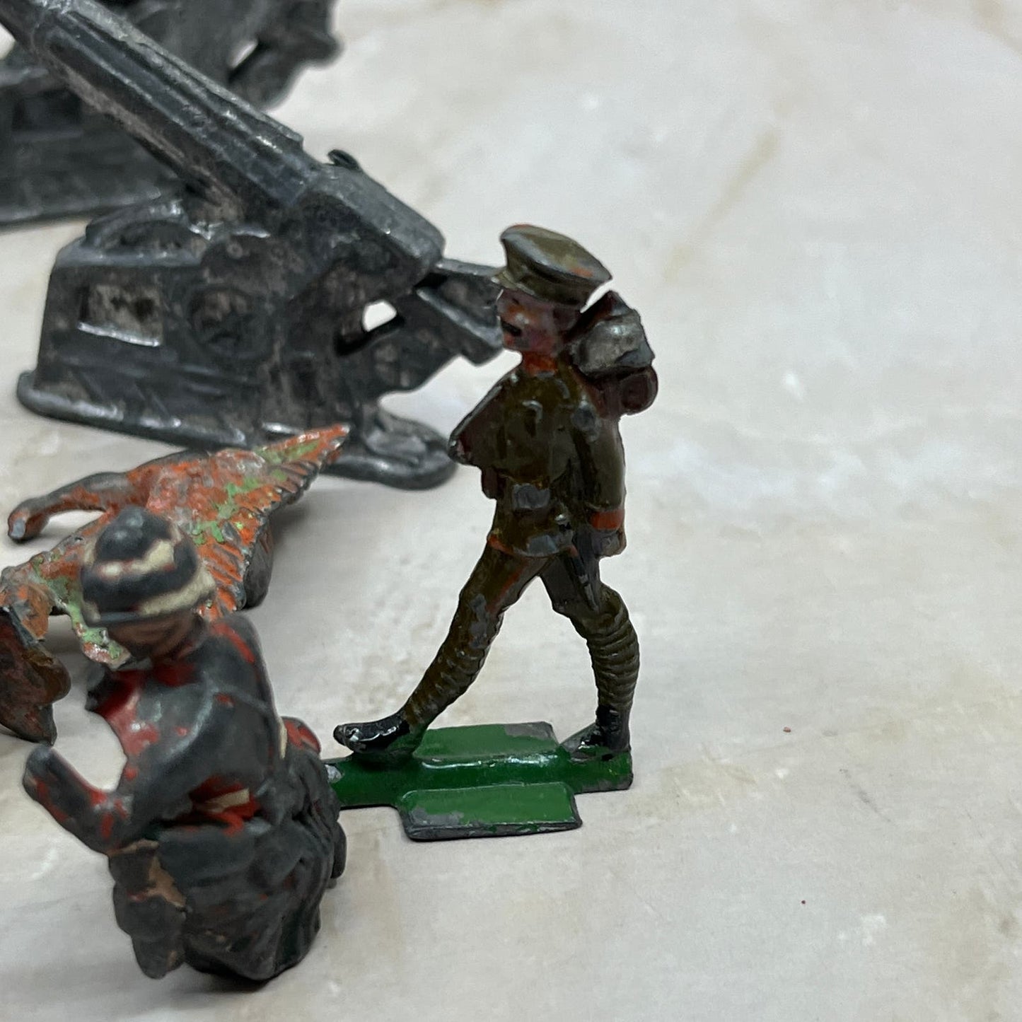 Huge Lot of Vintage Lead Metal Toy Soldiers and Artillery TD5