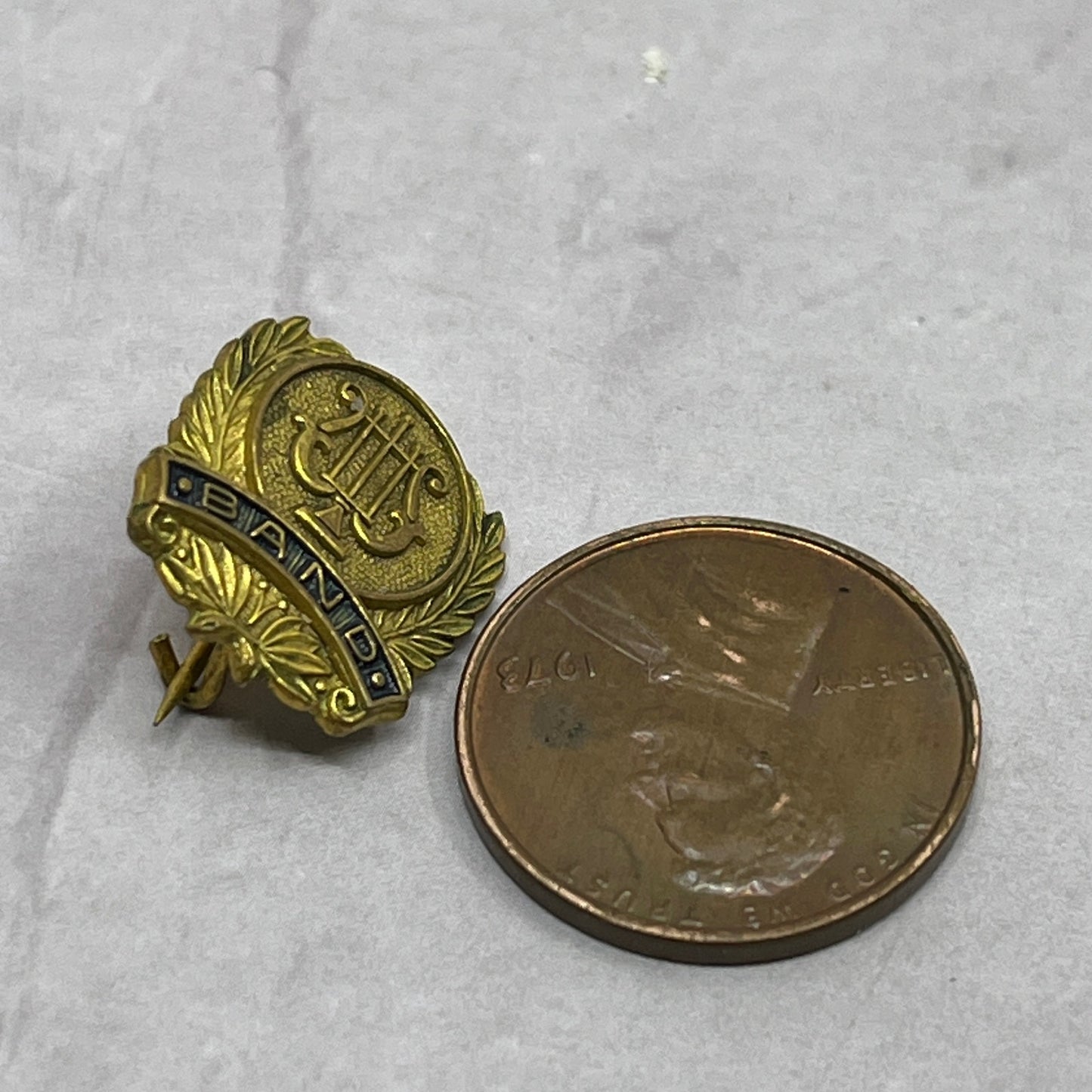 Vintage Gold Tone Band Harp Lapel Pin Pinback Button SB7-SPB