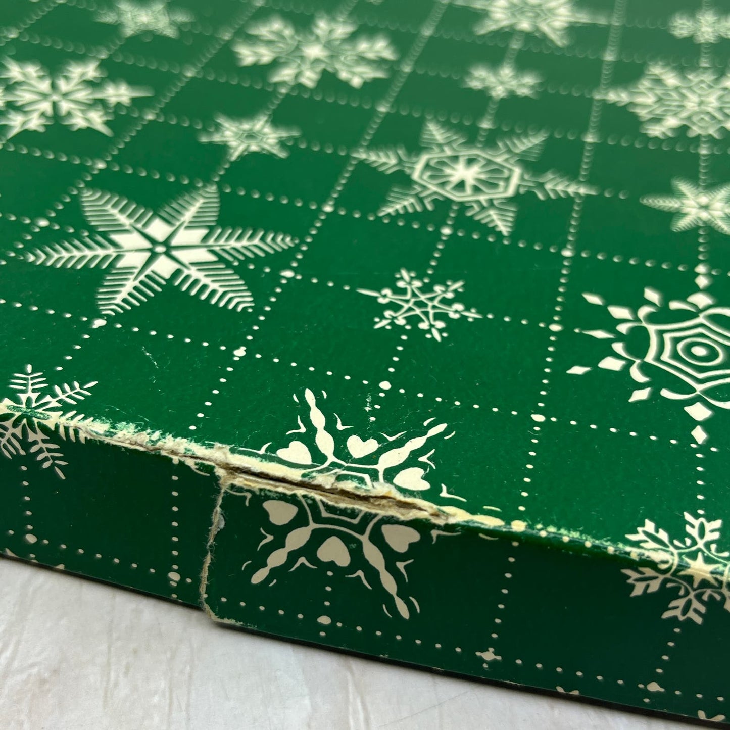 Vintage Christmas Gift Box Green With White Snowflake Pattern 8x10x1 TF5