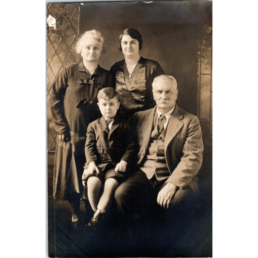 Uncle Billy Thompson, Daughter, Granddaughter Great Grandson RPPC Postcard PE7