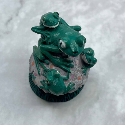 Vintage Hand Painted Cast Resin Frogs on Toadstool Mushroom Figurine 3” TE2