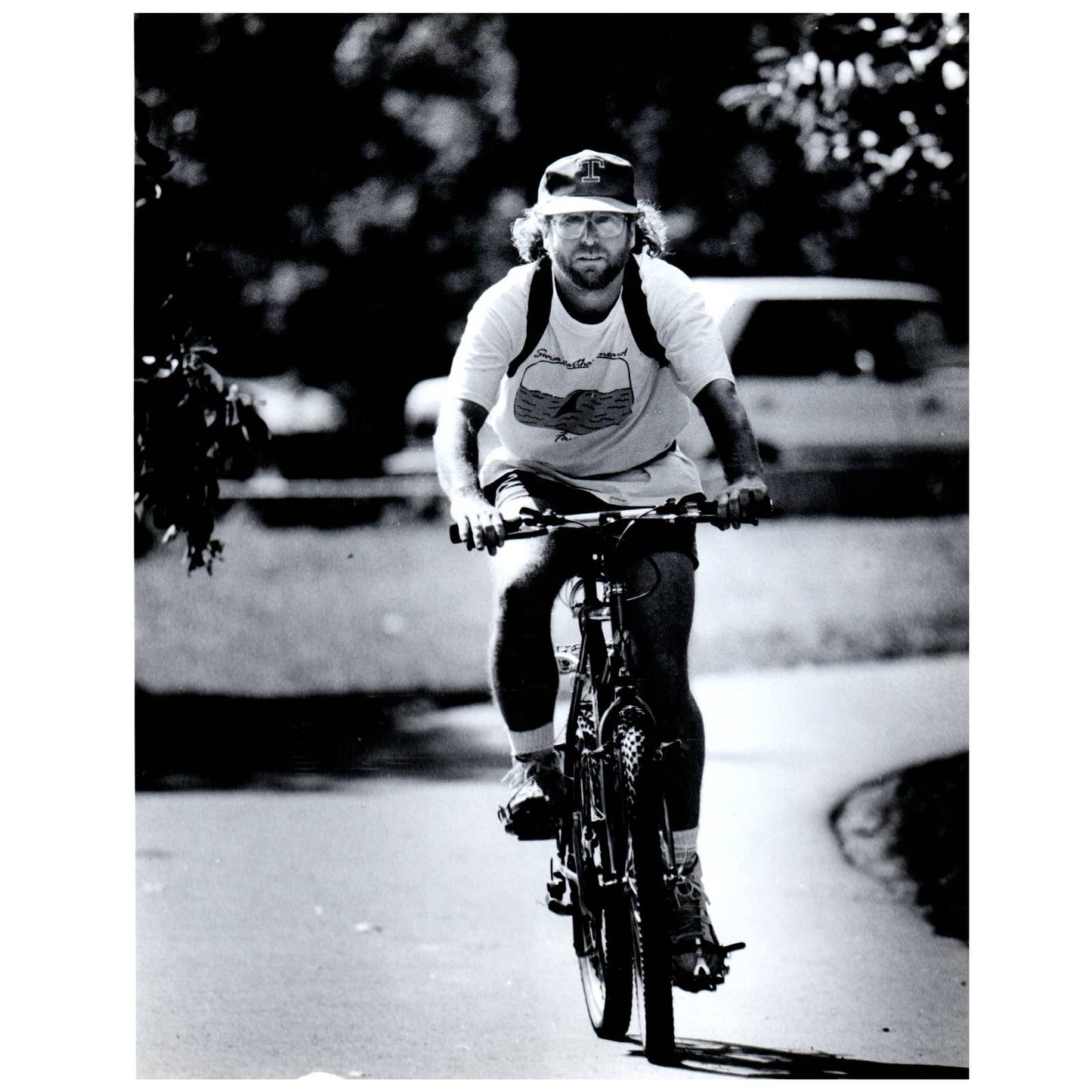 1990 Press Photo Cycling Michael Tarnower Bikes Along Jamaica Pond MA 8x10 AD3-2