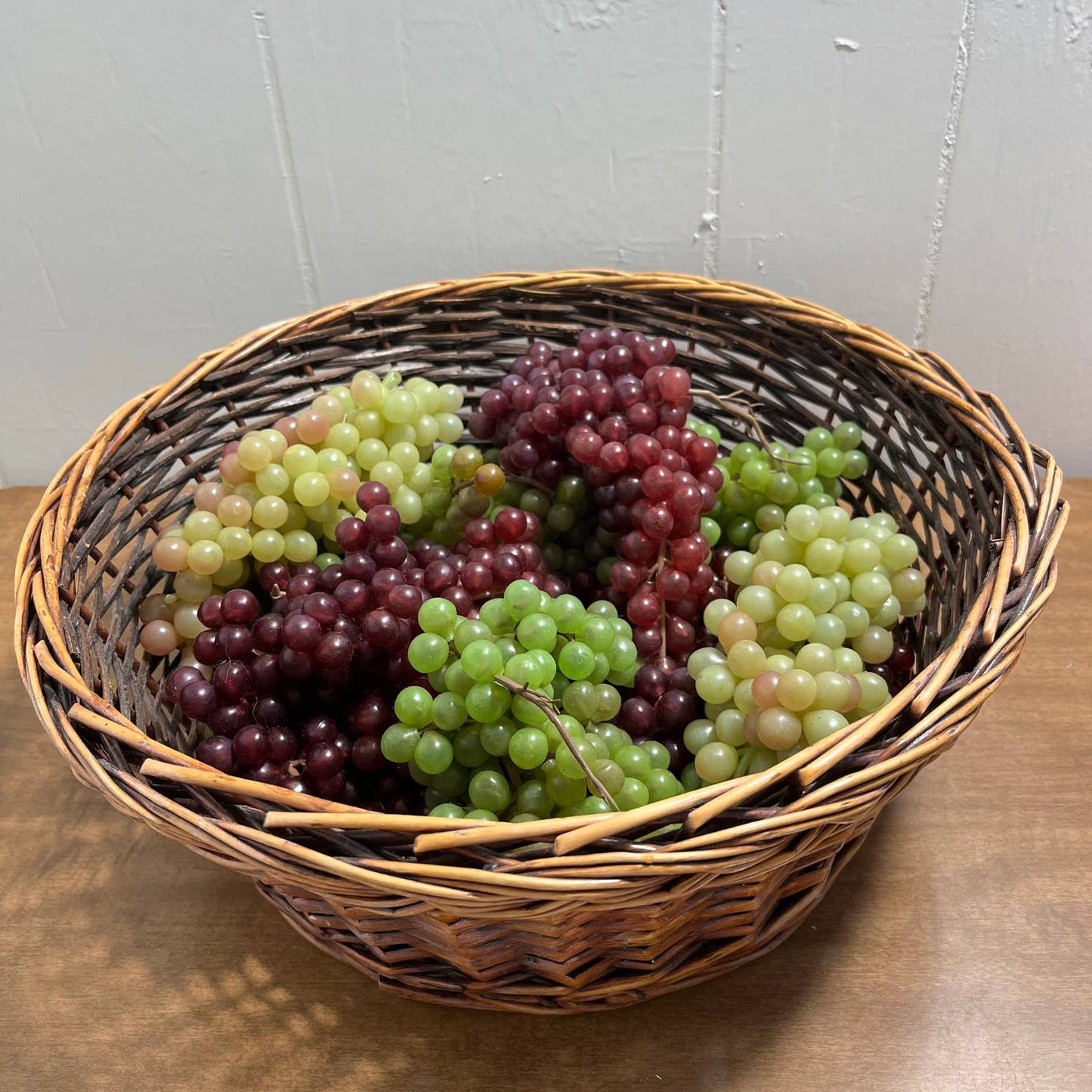 Vintage Basket of MCM Hyper Realistic Red and Green Grapes TG9