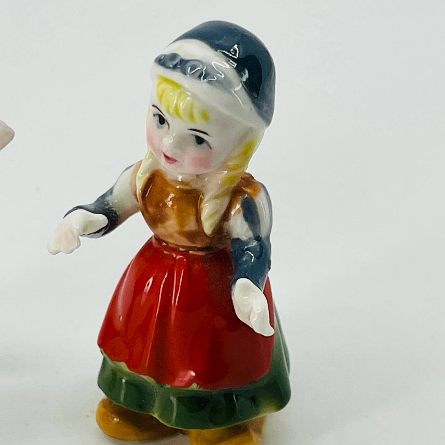 1960'S MINIATURE BONE CHINA DUTCH COUPLE FROM HOLLAND - JAPAN 2” SB5