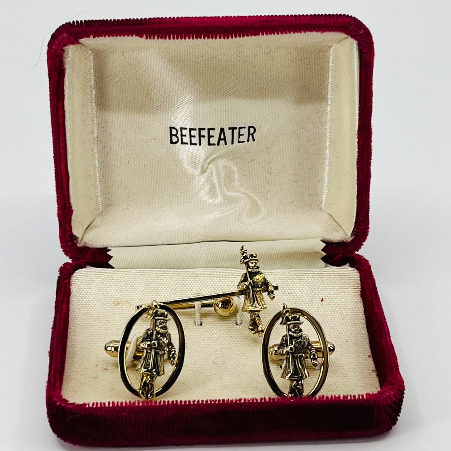 Vintage Beefeater Gin Gold Tone Figural Cufflinks & Tie Clip Set in Box SB3