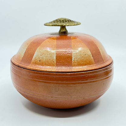 Vintage Handmade Stoneware Crock Dish w/ Lid Brass Handle 7” TE6