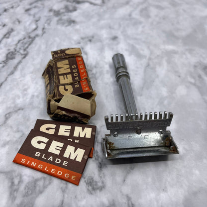 1930s GEM Micromatic Single Edge Safety Razor with Blades SE9