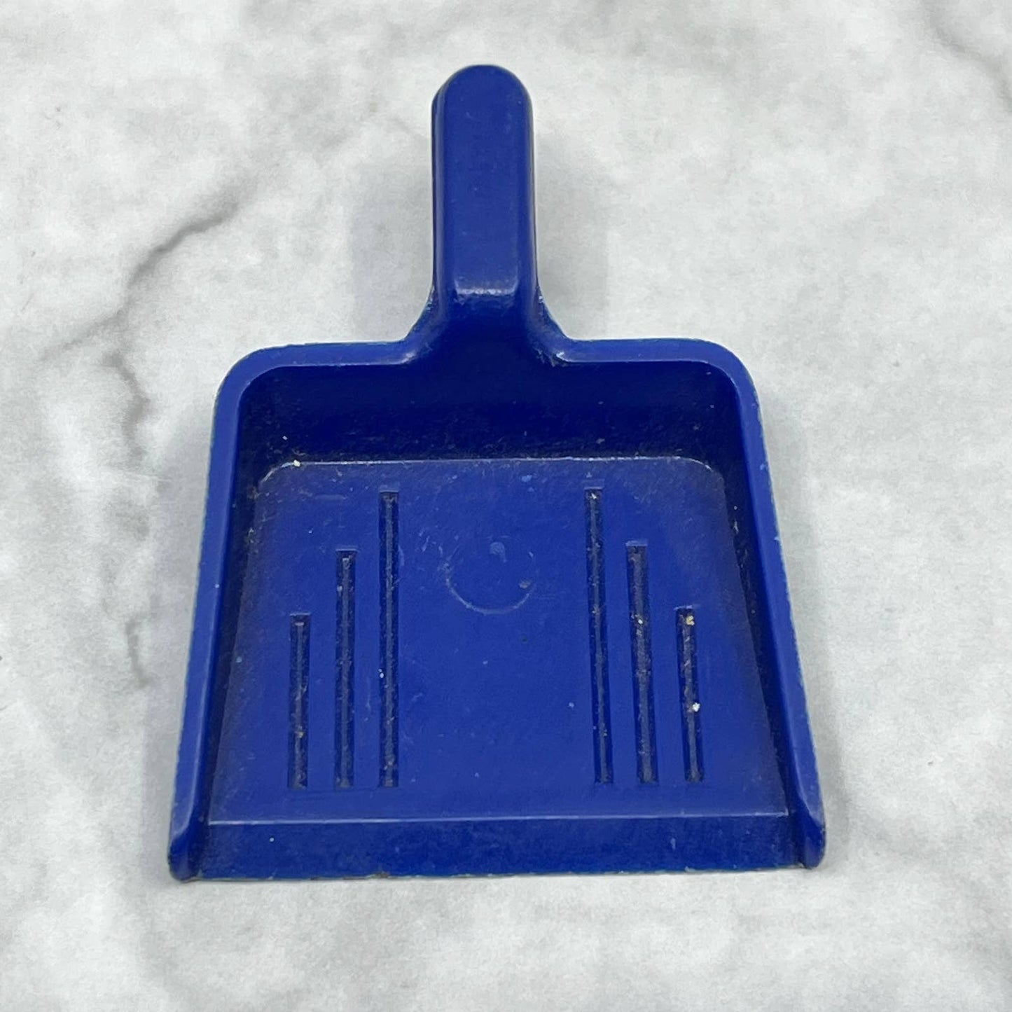 Vintage Irwin Miniature BLUE Plastic Dustpan Dust Pan Dollhouse Diorama, USA SE7