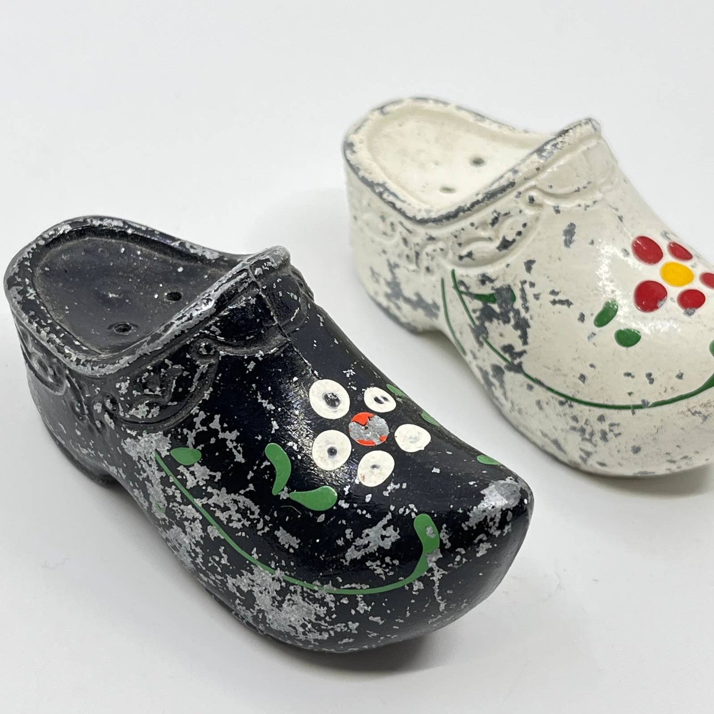 Vintage Dutch Clogs Metal Salt and Pepper Shakers Hand Painted SD3