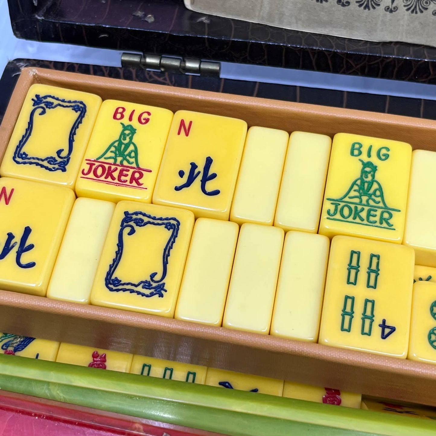 Vtg Butterscotch Bakelite Mahjong Set 156 Tiles, 5 Multicolor Racks, Dice, Cards