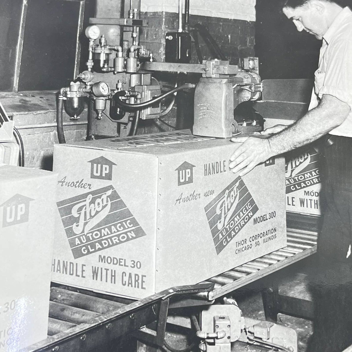 1940s Assembly Line Manufacturing Photo Thor Automatic Gladiron Chicago IL AA7-4