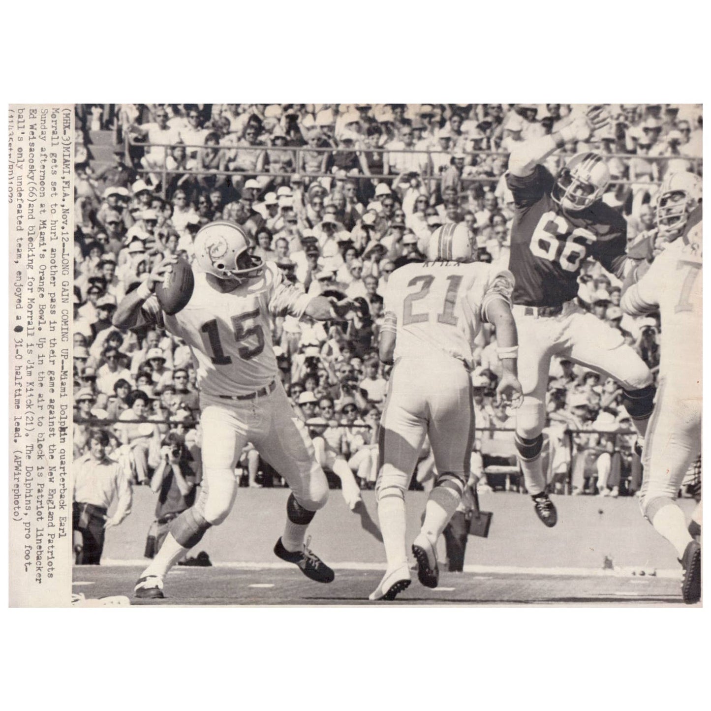 1972 Press Photo Football Miami Dolphins Quarterback Earl Morrall Pass 7x10" AD3