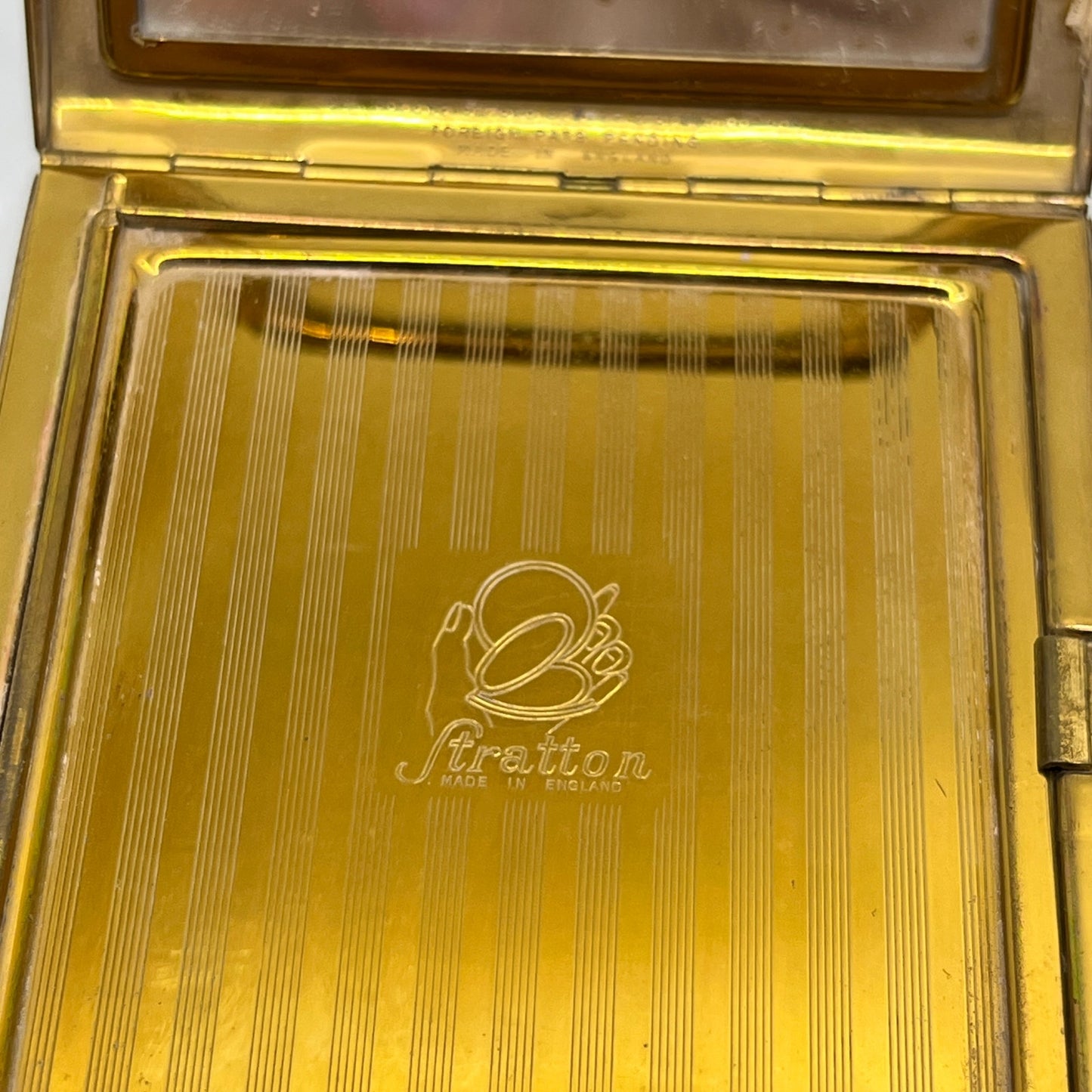 1950s Stratton England GOLD TONE Pinstripe Black Enamel Powder Compact SC8