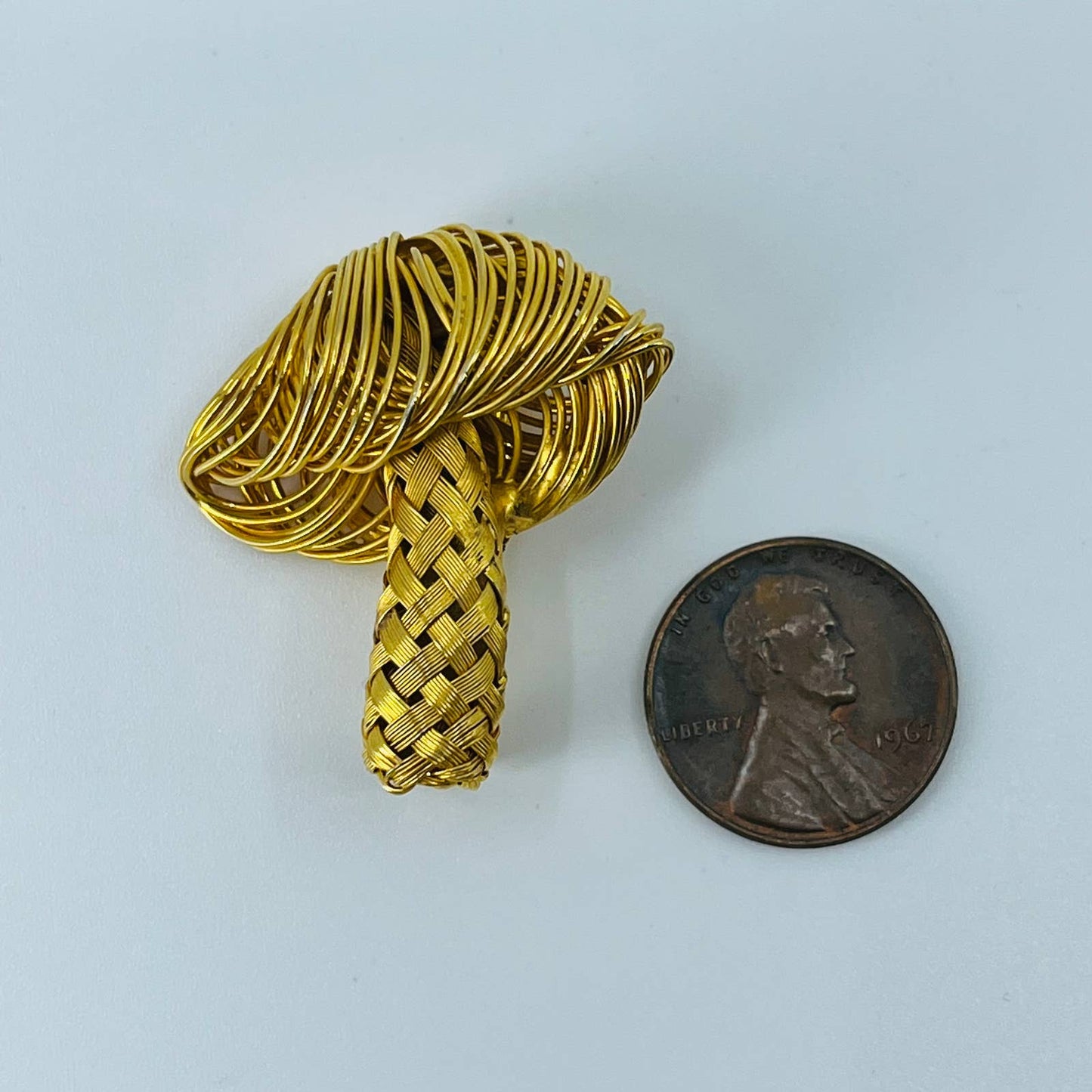 1970s MOD Mushroom Brooch Gold Tone Woven Metal Toadstool Pin 3D SA6