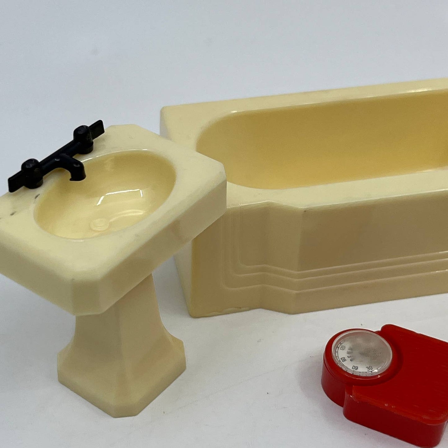 1946 RENWAL White Tub, Sink, Toilet & Red Scale Hard Plastic Dollhouse Lot TC3