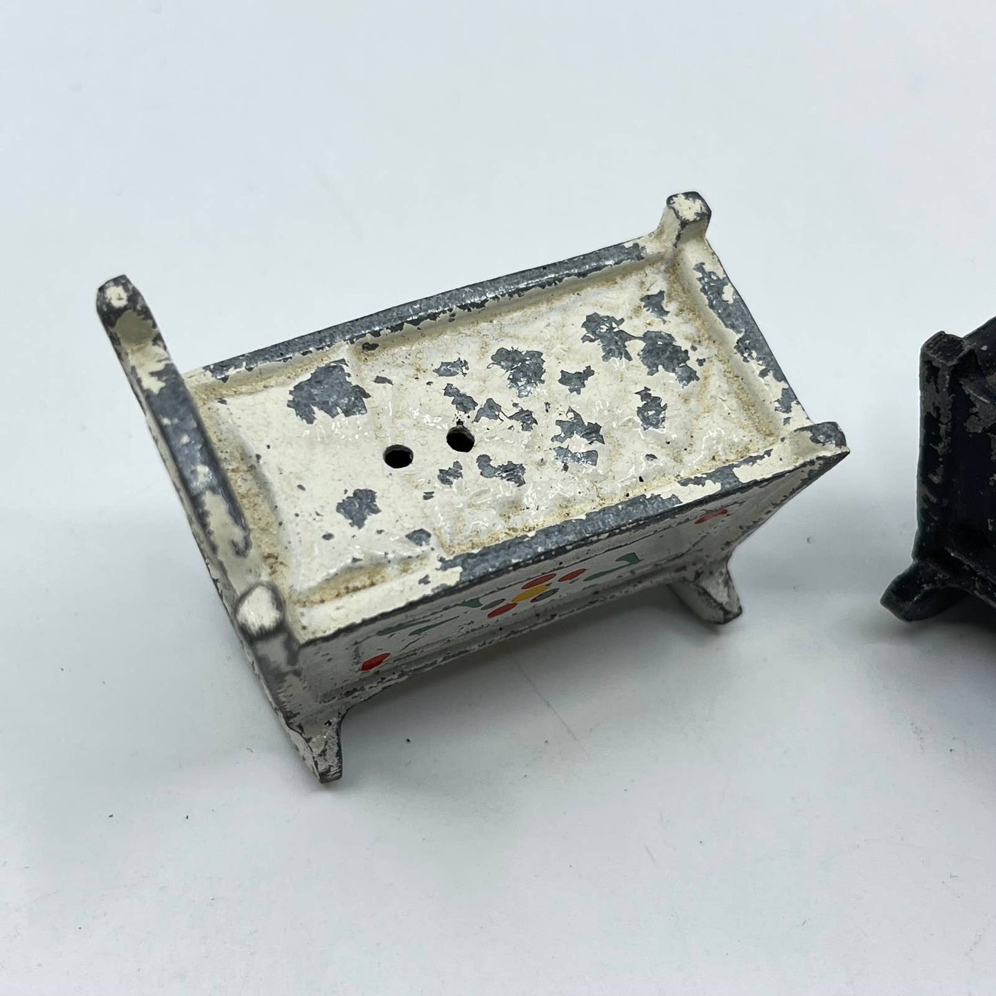 Vintage Dutch Baby Cradle Bassinet Metal Salt & Pepper Shakers Hand Painted SD3