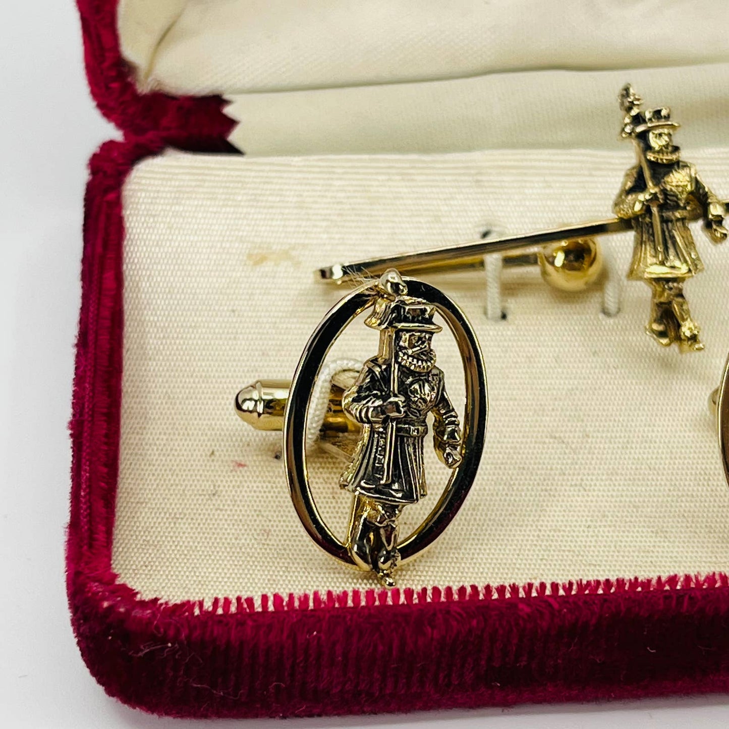 Vintage Beefeater Gin Gold Tone Figural Cufflinks & Tie Clip Set in Box SB3