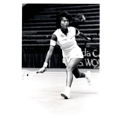 1987 Original Press Photo Women's Tennis Hu Na Indoor Rutgers ~5x7" AD2-6