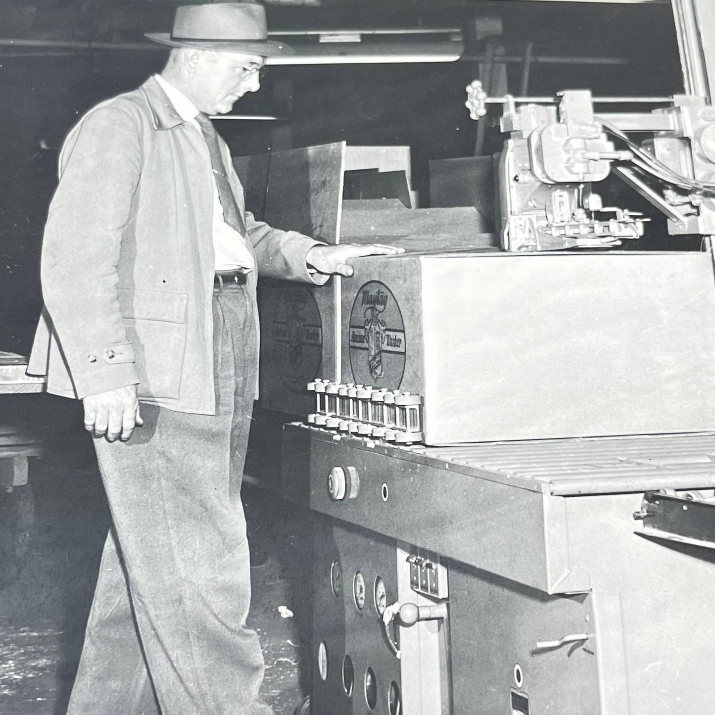 1940s Assembly Line Manufacturing Photo Maytag Washing Machines Chicago IL AA7-8