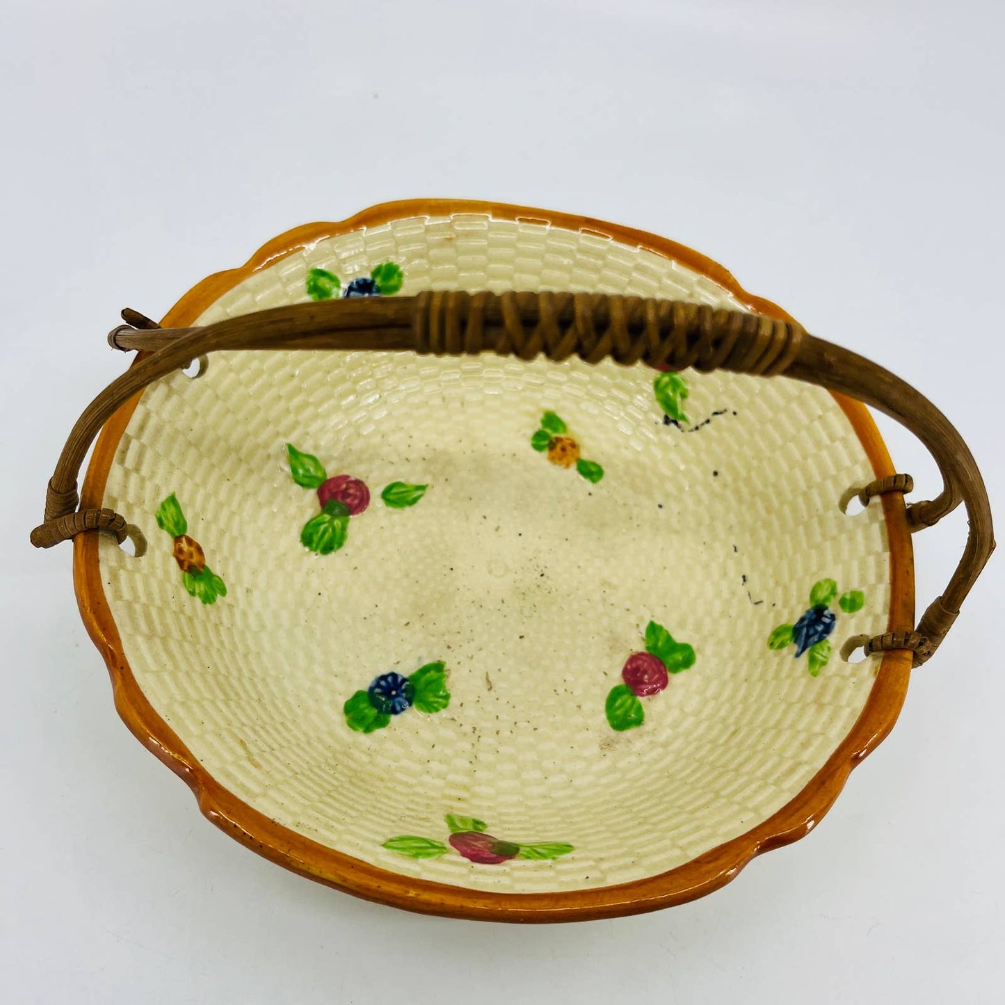 Vtg 1950s Ceramic Hand Painted Berries Basket Weave Bowl Wicker Handle 7” TC2
