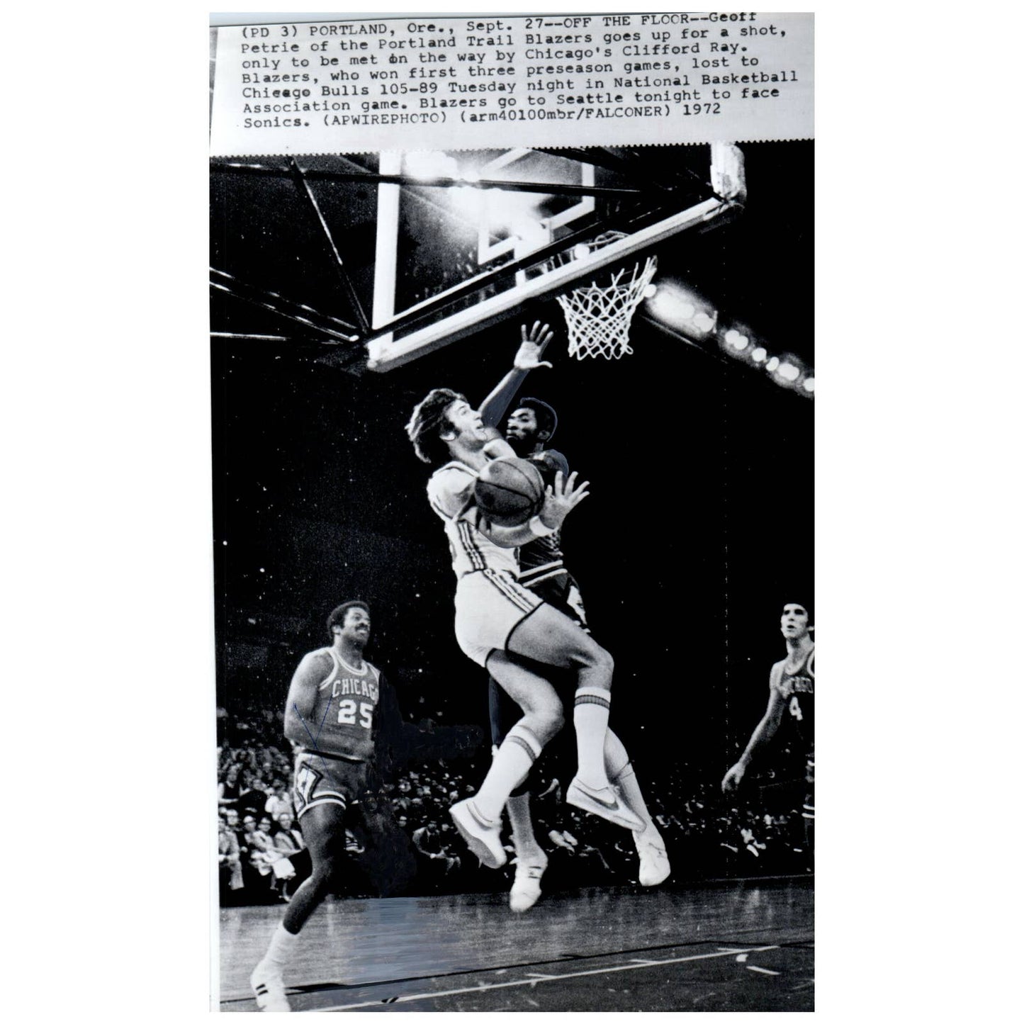 1972 Press Photo Basketball NBA Bulls Clifford Ray Block on Geoff Petrie 6x9 AD3