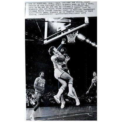 1972 Press Photo Basketball NBA Bulls Clifford Ray Block on Geoff Petrie 6x9 AD3