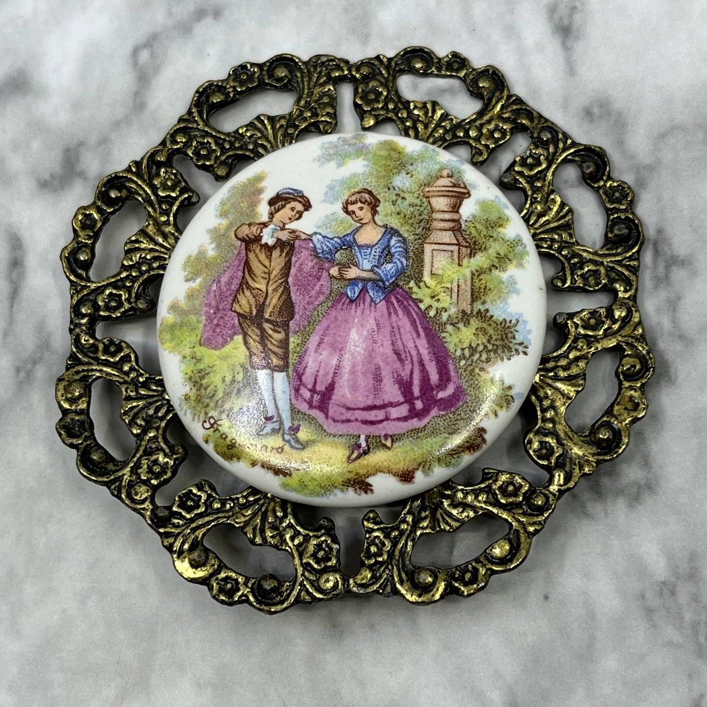 Vintage Fragonard Courting Couple Filigree Frame Cameo Medallion 2.5” SF1-2