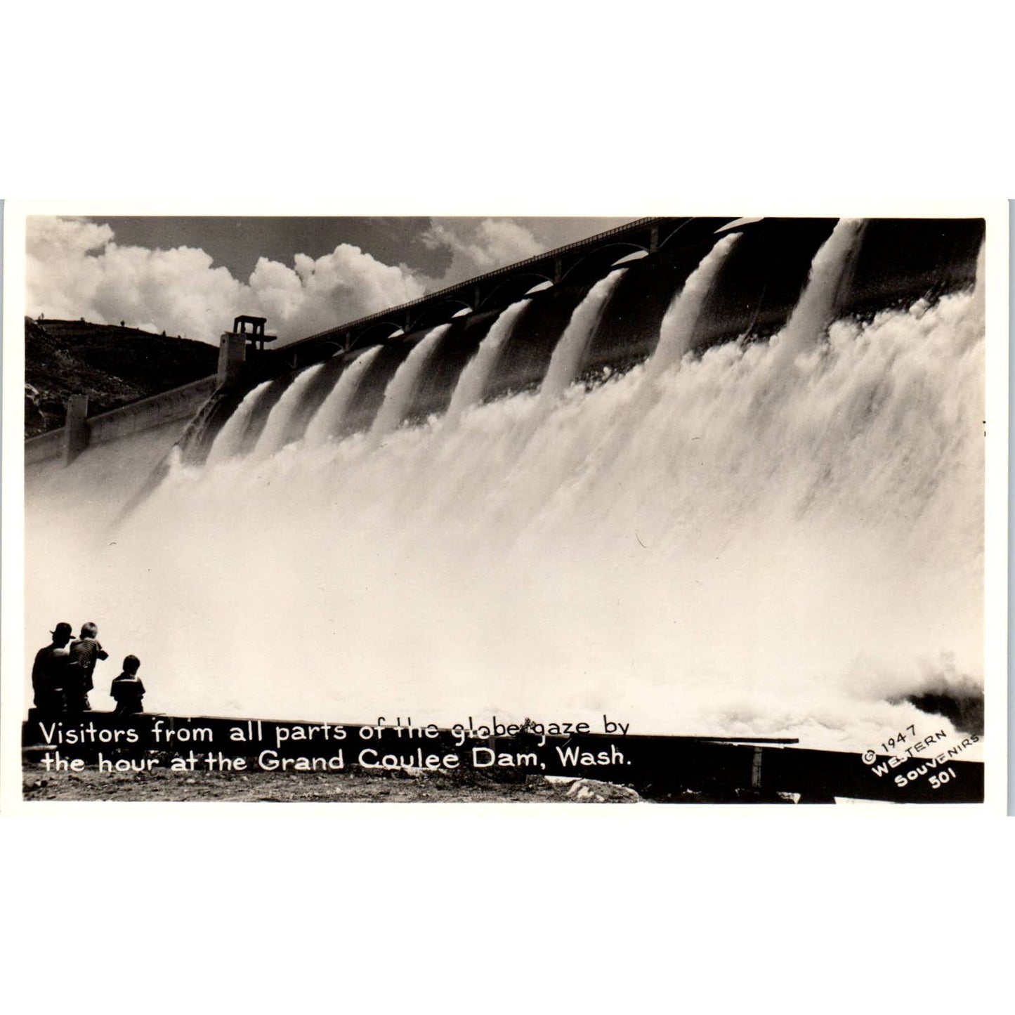 Vintage Postcard Globe Gaze Visitors Grand Coulee Dam Washington TD9-W2