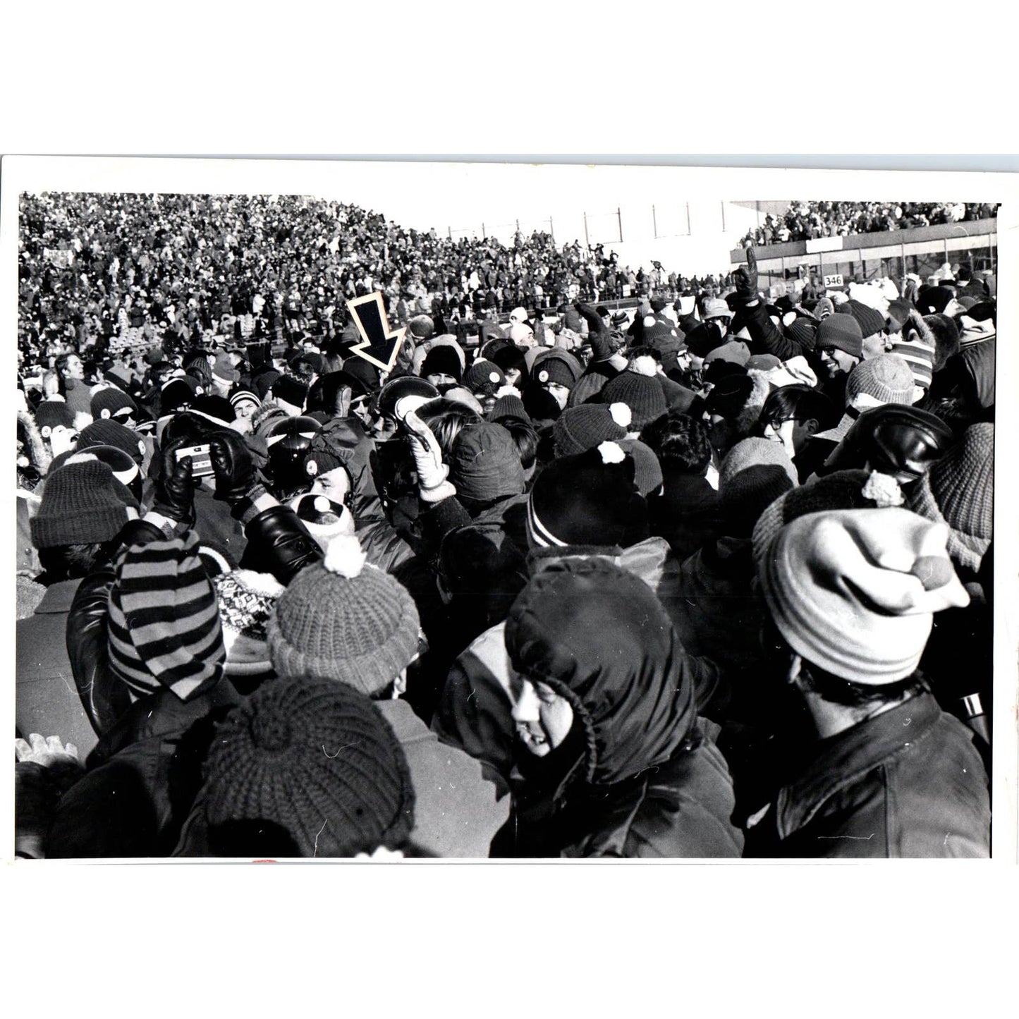 1970 Original Press Photo Football NFL Vikings QB Joe Kapp With Fans 6x9" TK2-FP