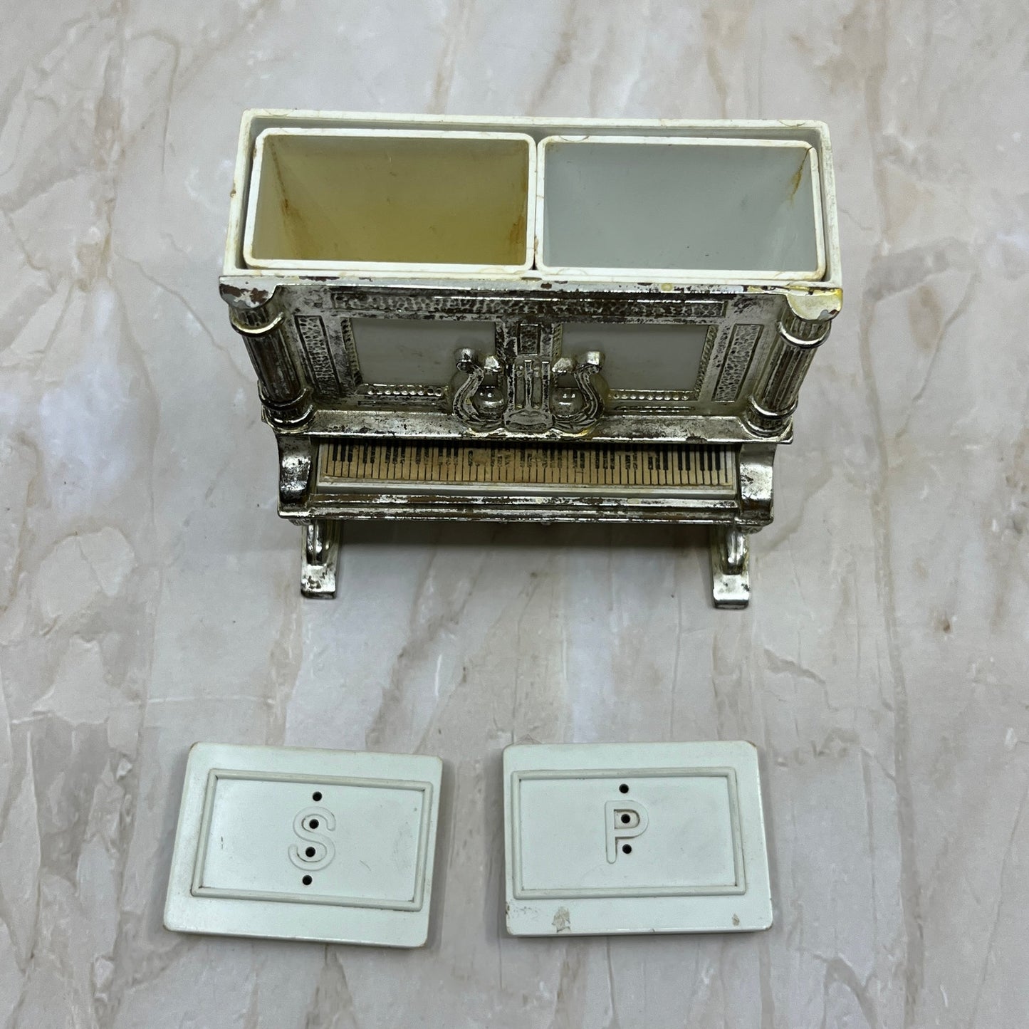 Vintage Piano Salt and Pepper Pop Up Shakers Davis Products USA Plastic TA9