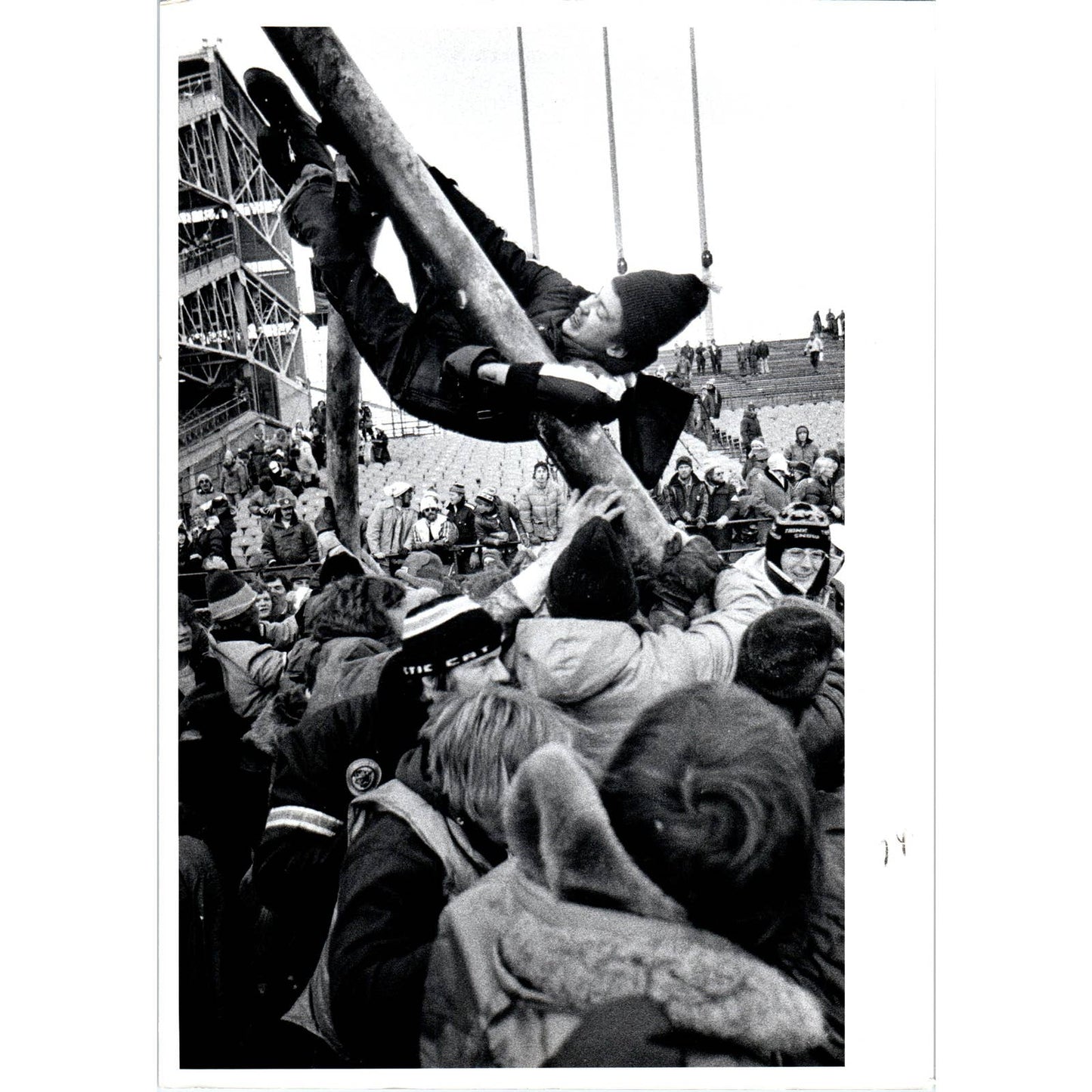 1976 Press Photo Football Minnesota Vikings Fans Bring Down Goalpost 7x9" TK2-FP