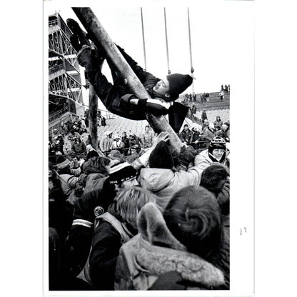 1976 Press Photo Football Minnesota Vikings Fans Bring Down Goalpost 7x9" TK2-FP