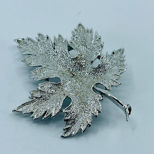 Vintage Textured Maple Leaf Pin Brooch Silver Tone SB2