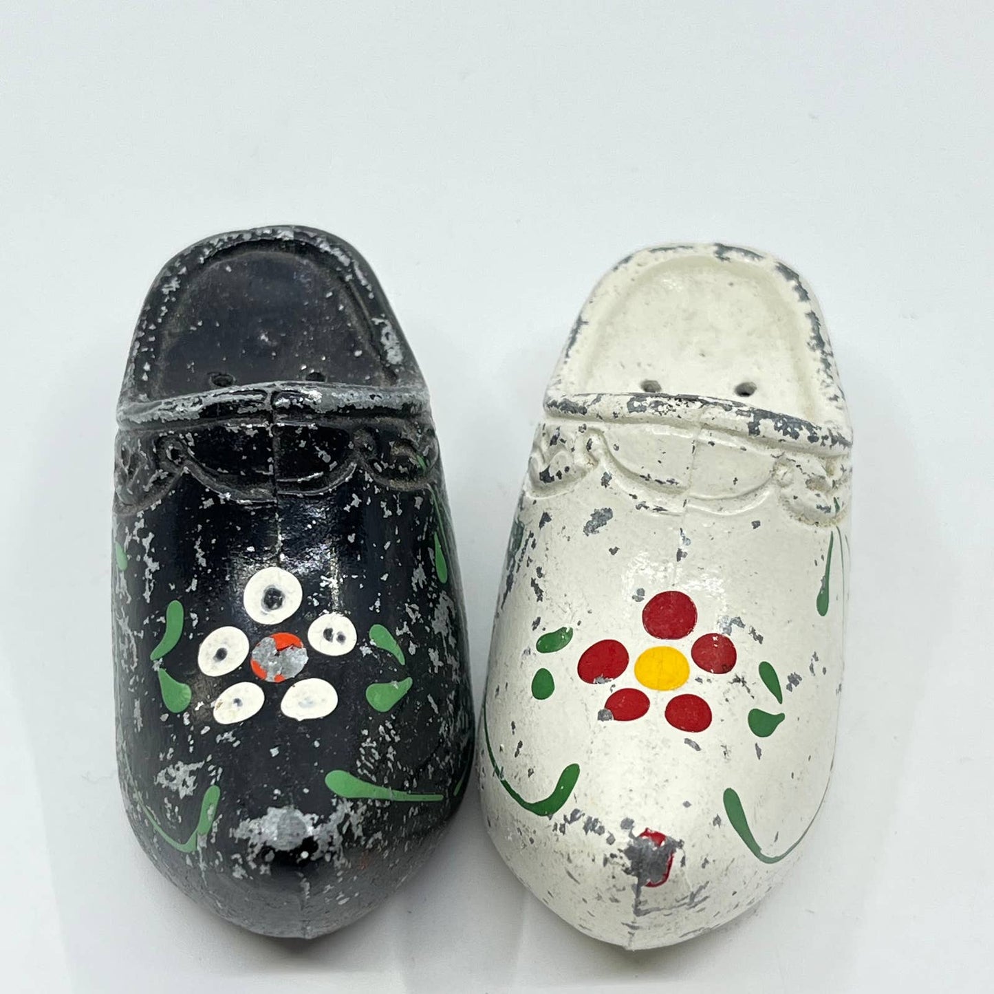 Vintage Dutch Clogs Metal Salt and Pepper Shakers Hand Painted SD3