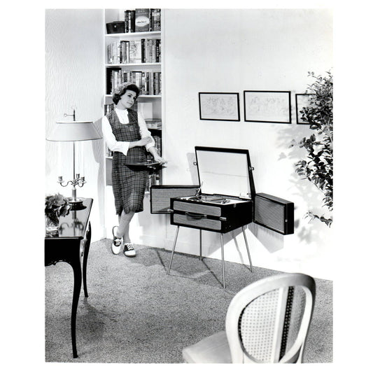 c1960 Press Photo MCM Living Room Girl With Fold Out Record Player Radio AE1