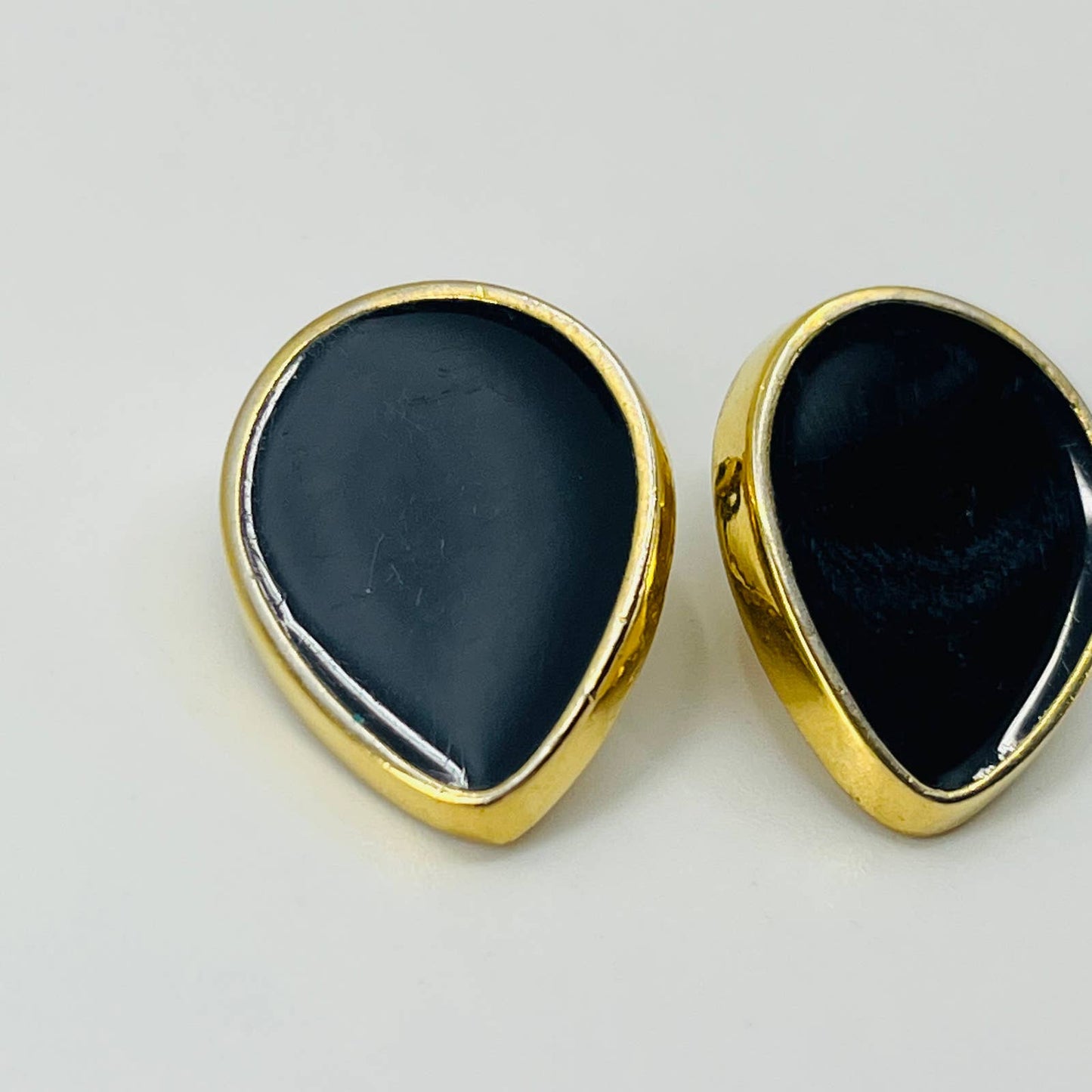 Vintage MCM Mod Gold Tone Teardrop Black Enamel Clip Earrings SB2