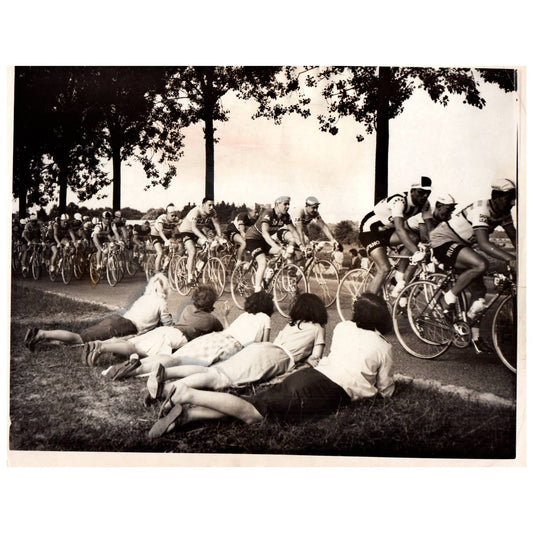 1963 Press Photo Cycling Girls Watch Bikers Tour De France Namur France 8x10 AD3