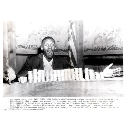 1953 Press Photo Basketball Harlem Globetrotters Walt Dukes Signing  8x10" AD3