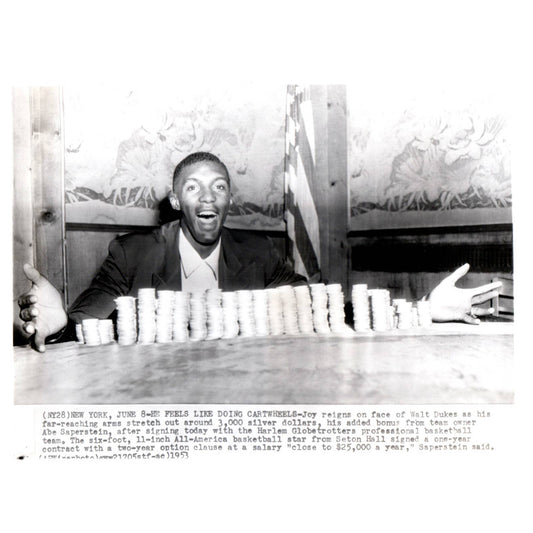 1953 Press Photo Basketball Harlem Globetrotters Walt Dukes Signing  8x10" AD3