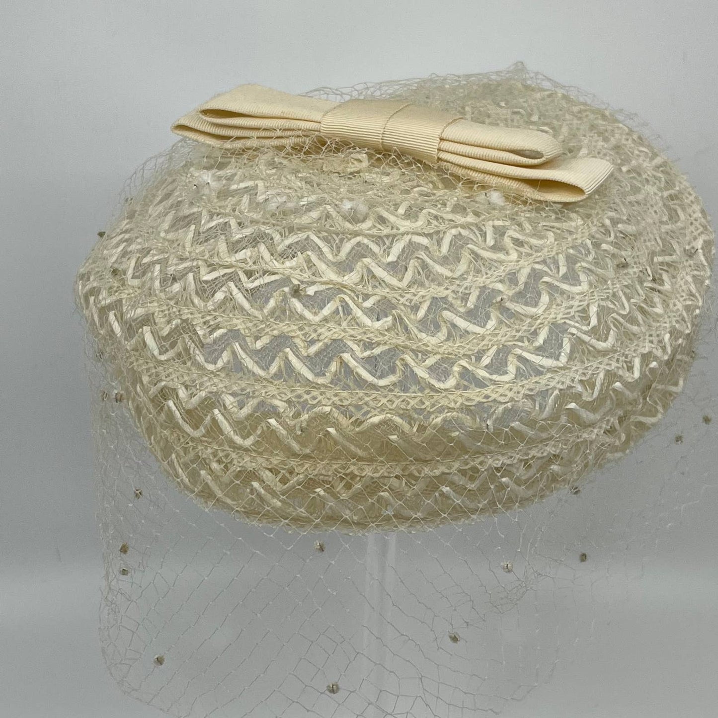 Vintage 1940s White Straw Weave Pillbox Hat with Veil and Bow HB1