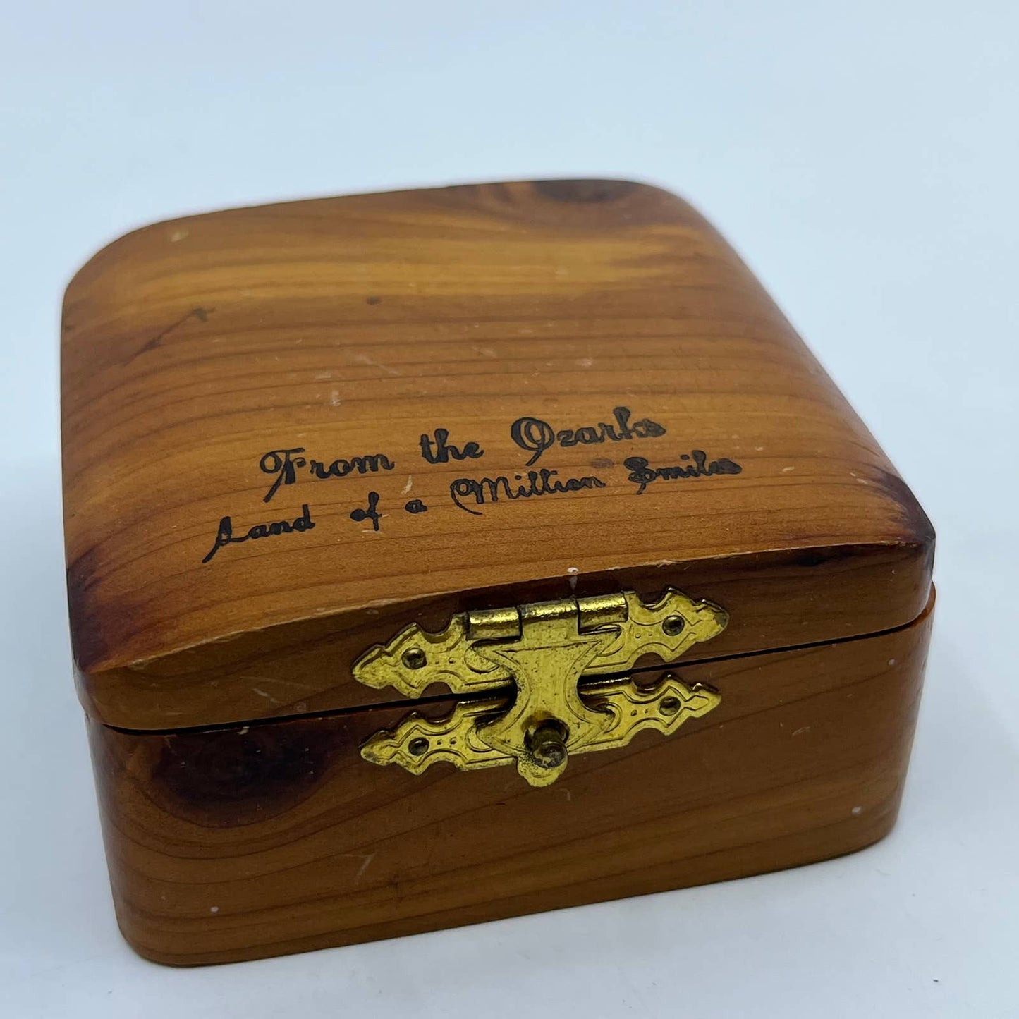 1930s Cedar Wood Souvenir Powder Makeup Box Compact 3x3” TF5