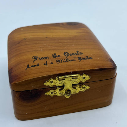 1930s Cedar Wood Souvenir Powder Makeup Box Compact 3x3” TF5