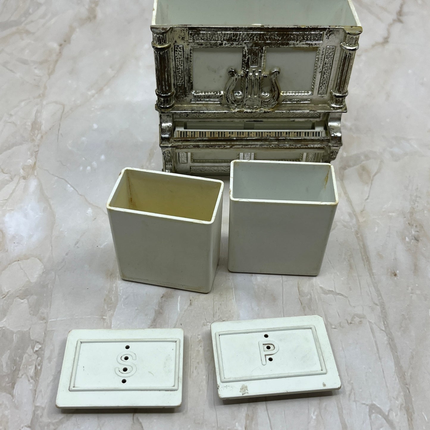 Vintage Piano Salt and Pepper Pop Up Shakers Davis Products USA Plastic TA9
