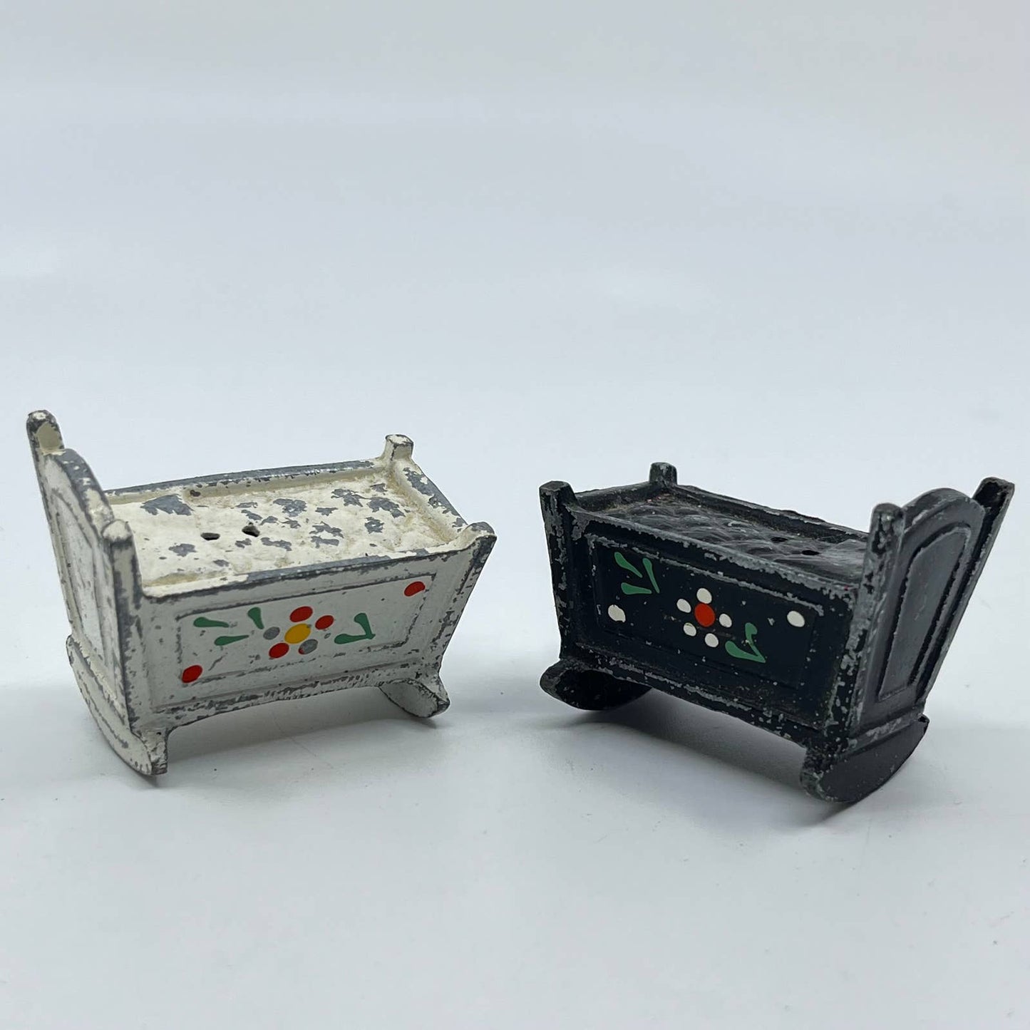 Vintage Dutch Baby Cradle Bassinet Metal Salt & Pepper Shakers Hand Painted SD3